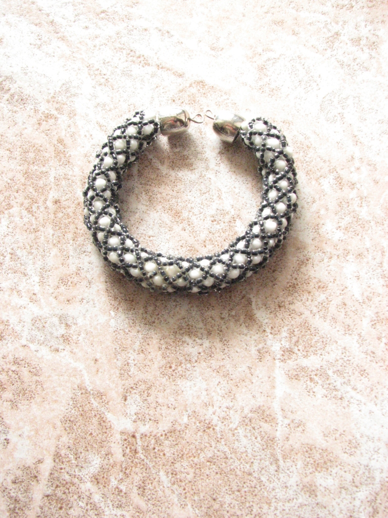 Black and white handmade bracelet #handmade www.lindifique.com