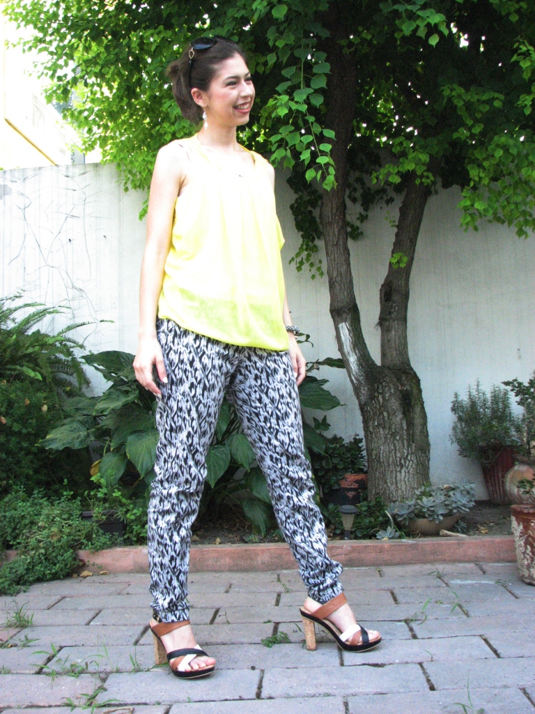 #ootd neon yellow shirt with black and white printed jeans, block heels, handmade bracelet and earrings, perfect for summer www.lindifique.com