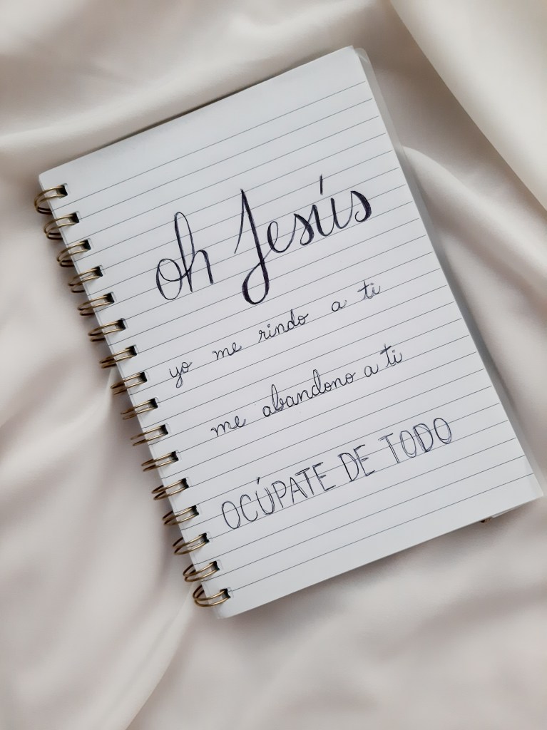 Oración de abandono handlettering: Oh Jesús, yo me rindo a ti, me abandono en ti, ocúpate de todo. Prayer journal.