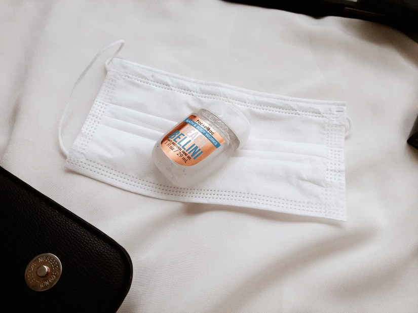 Cubrebocas y gel antibacterial inside my bag