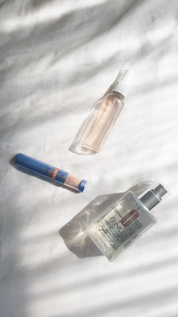 Bloqueador en polvo ISDIN, face splash de romero Lindifique, Hydrating Jelly Clinique.